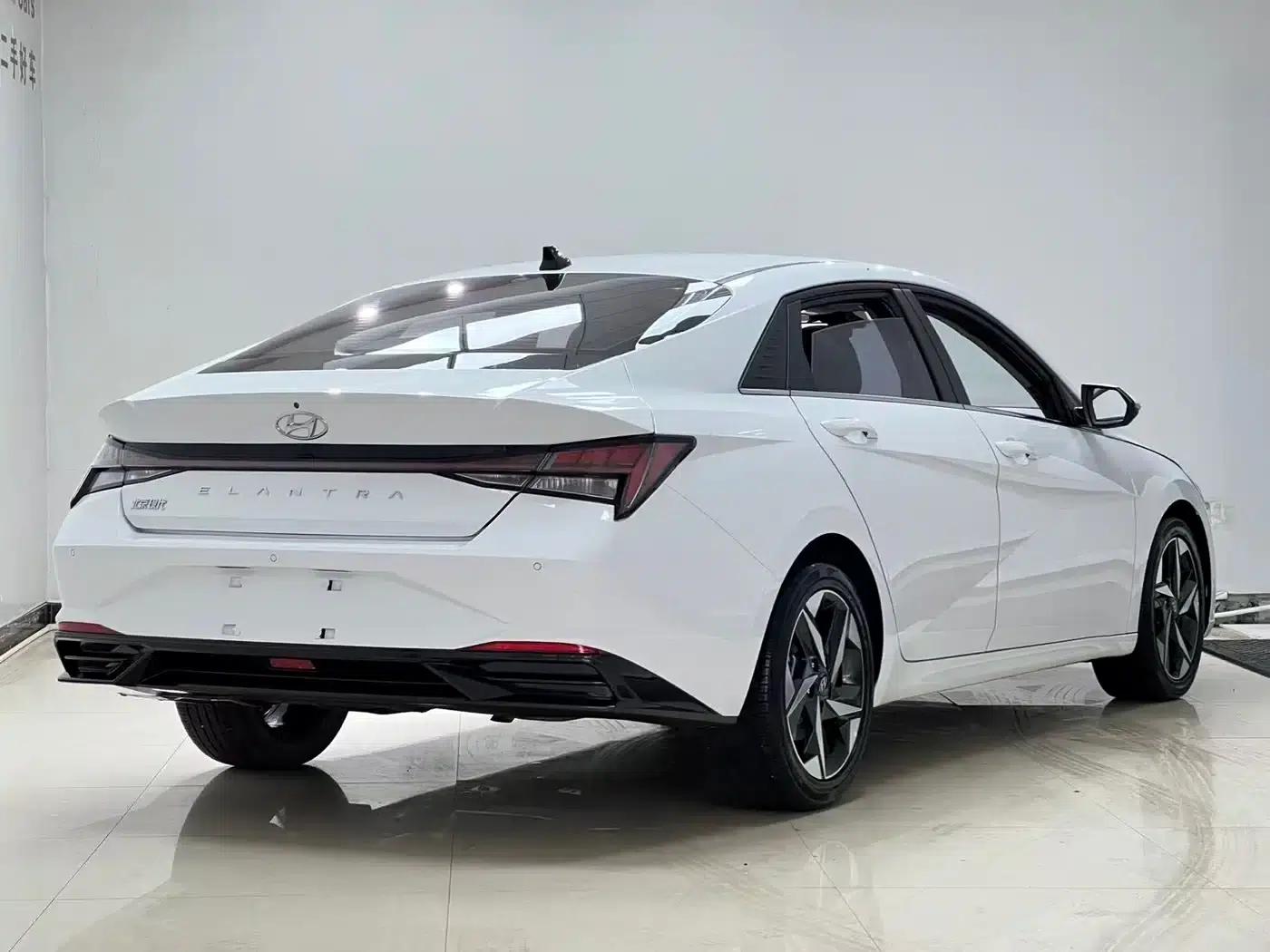Hyundai Elantra 2022 1.5L CVT LUX Premium Edition — миниатюра 4