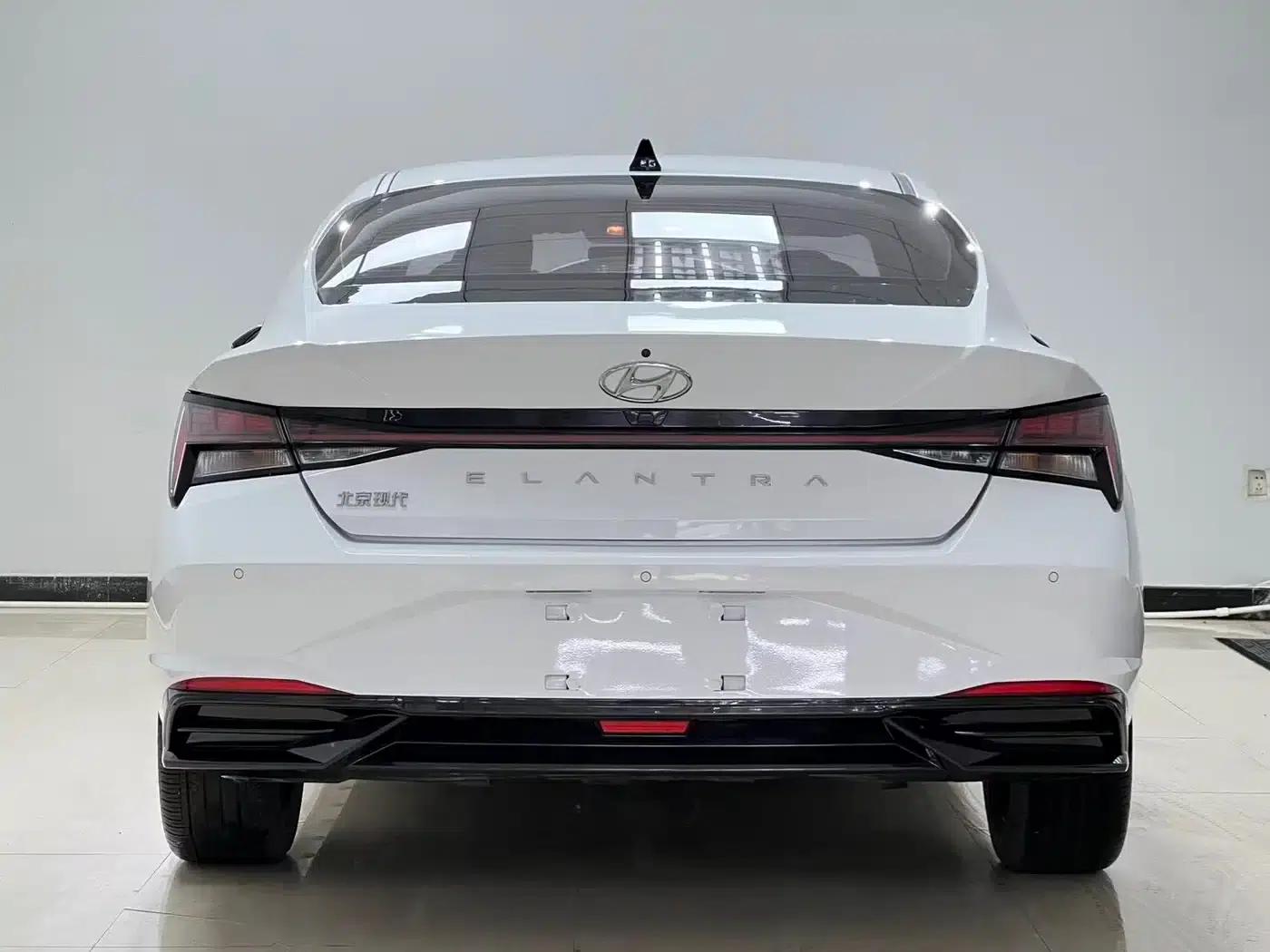 Hyundai Elantra 2022 1.5L CVT LUX Premium Edition — миниатюра 5