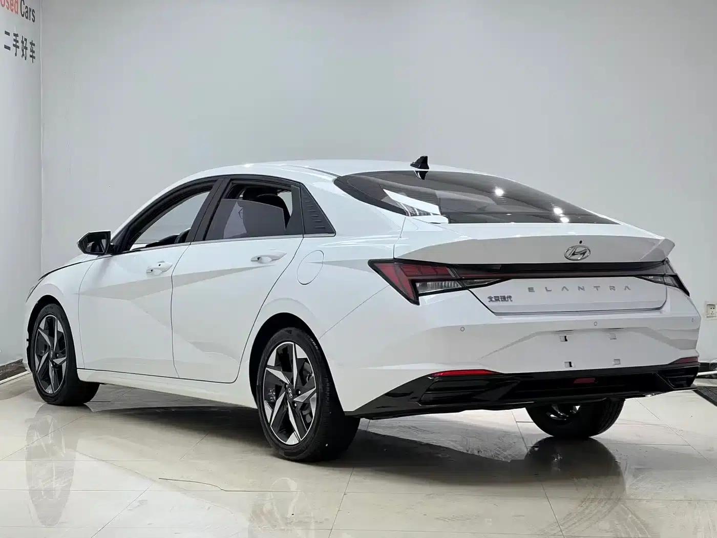 Hyundai Elantra 2022 1.5L CVT LUX Premium Edition — миниатюра 6
