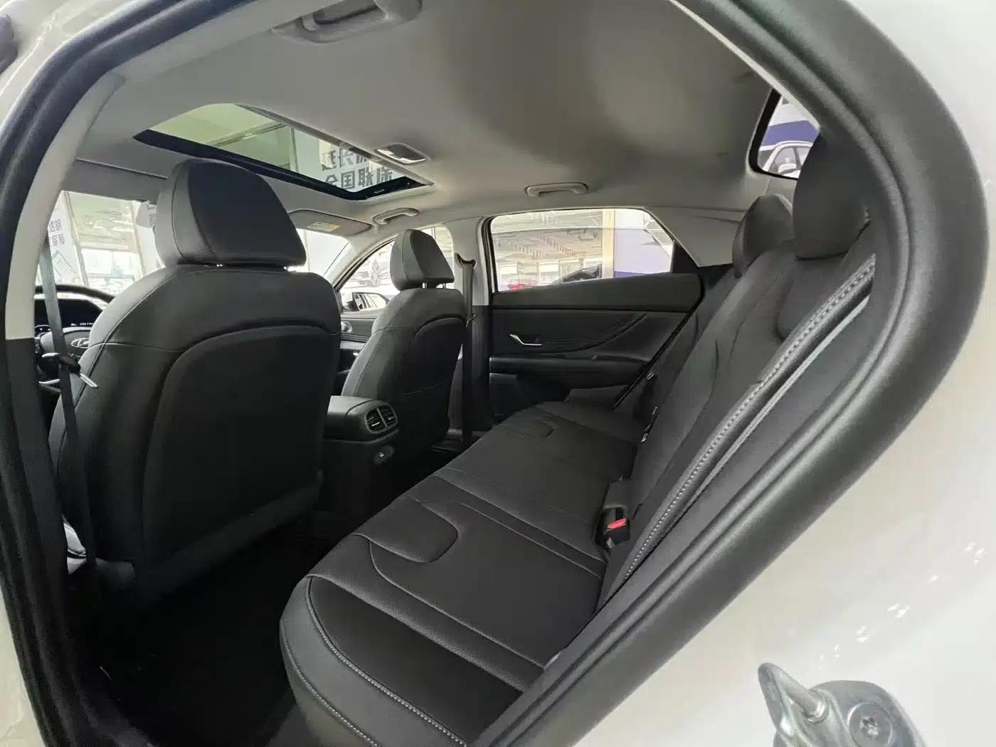 Hyundai Elantra 2022 1.5L CVT LUX Premium Edition — миниатюра 7