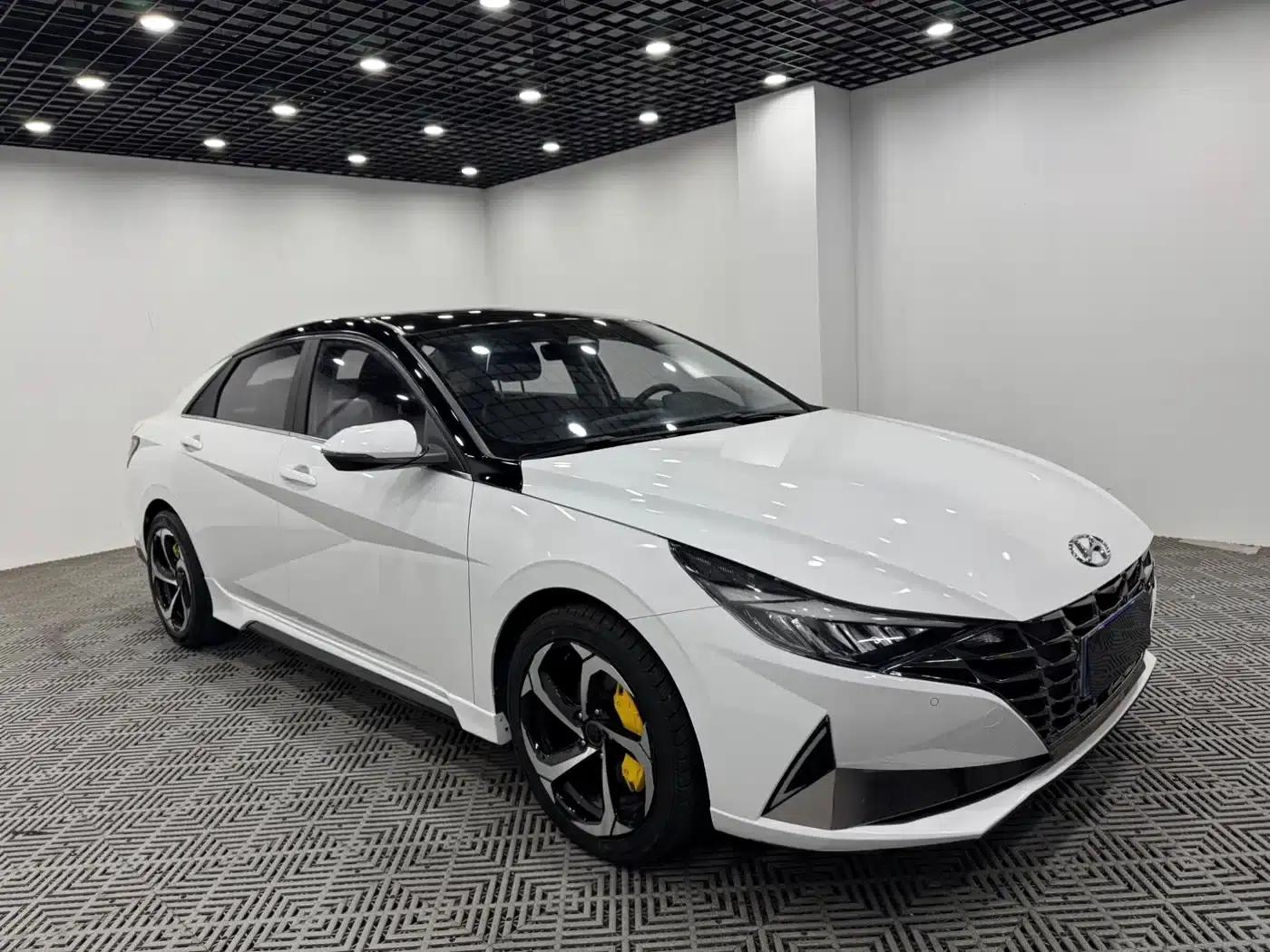 Hyundai Elantra 2022 1.5L CVT LUX Premium Edition — миниатюра 1