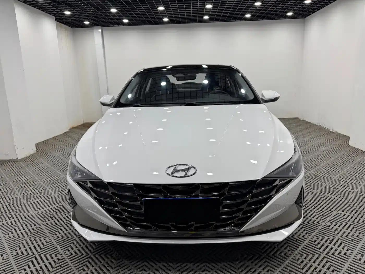 Hyundai Elantra 2022 1.5L CVT LUX Premium Edition — миниатюра 2