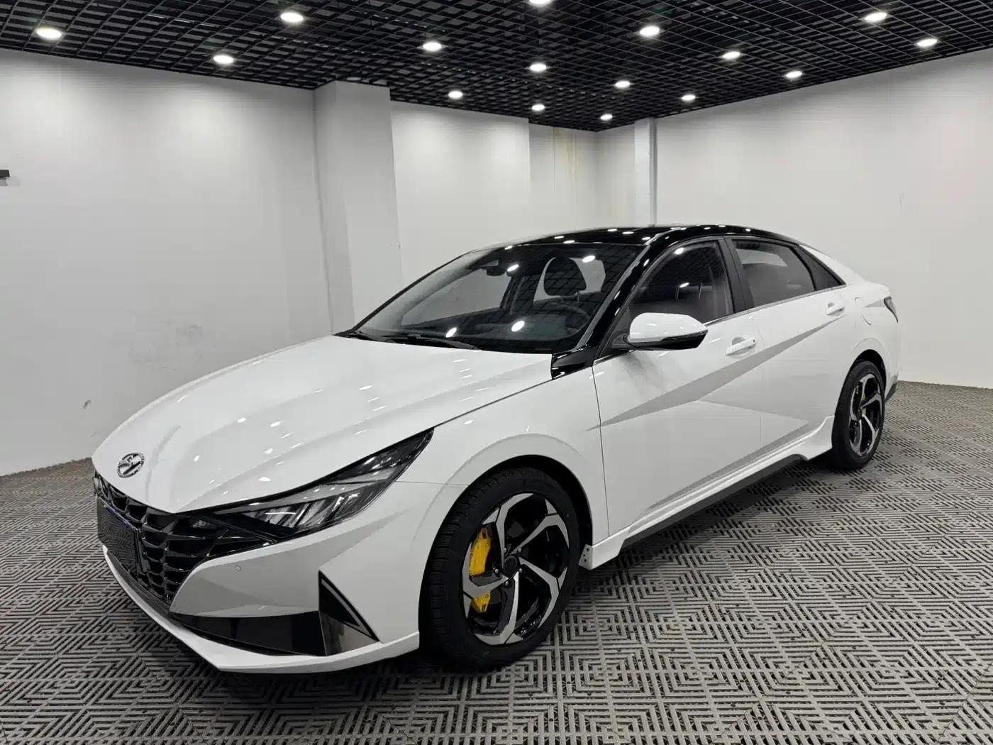 Hyundai Elantra 2022 1.5L CVT LUX Premium Edition — миниатюра 3