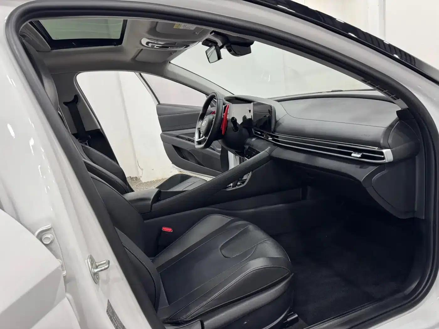 Hyundai Elantra 2022 1.5L CVT LUX Premium Edition — миниатюра 4