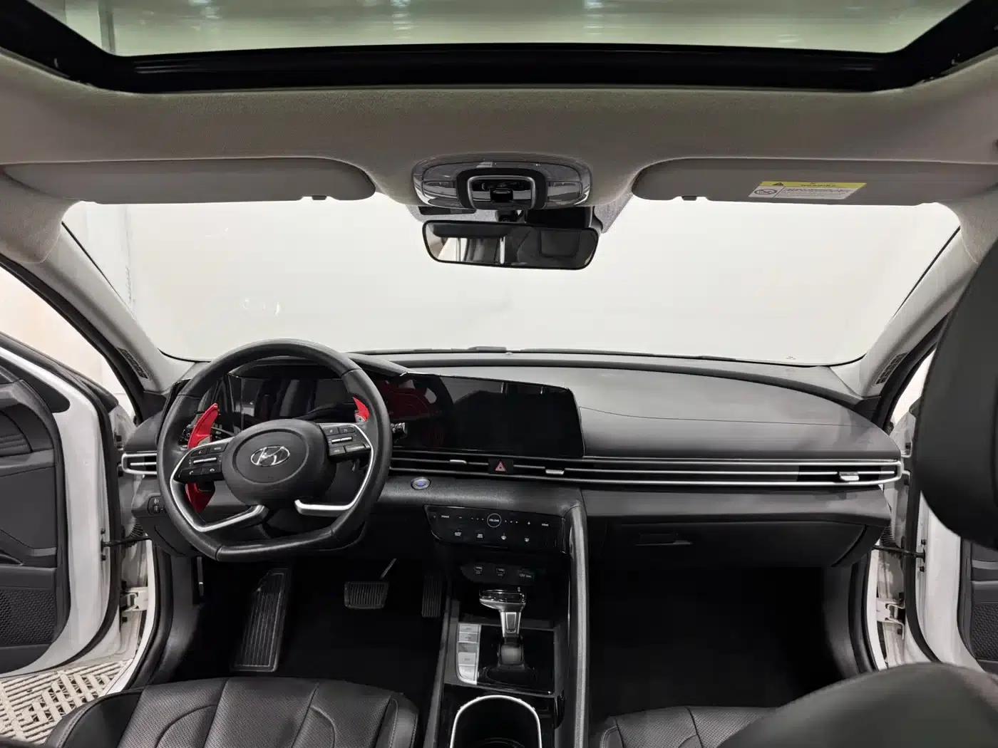 Hyundai Elantra 2022 1.5L CVT LUX Premium Edition — миниатюра 5