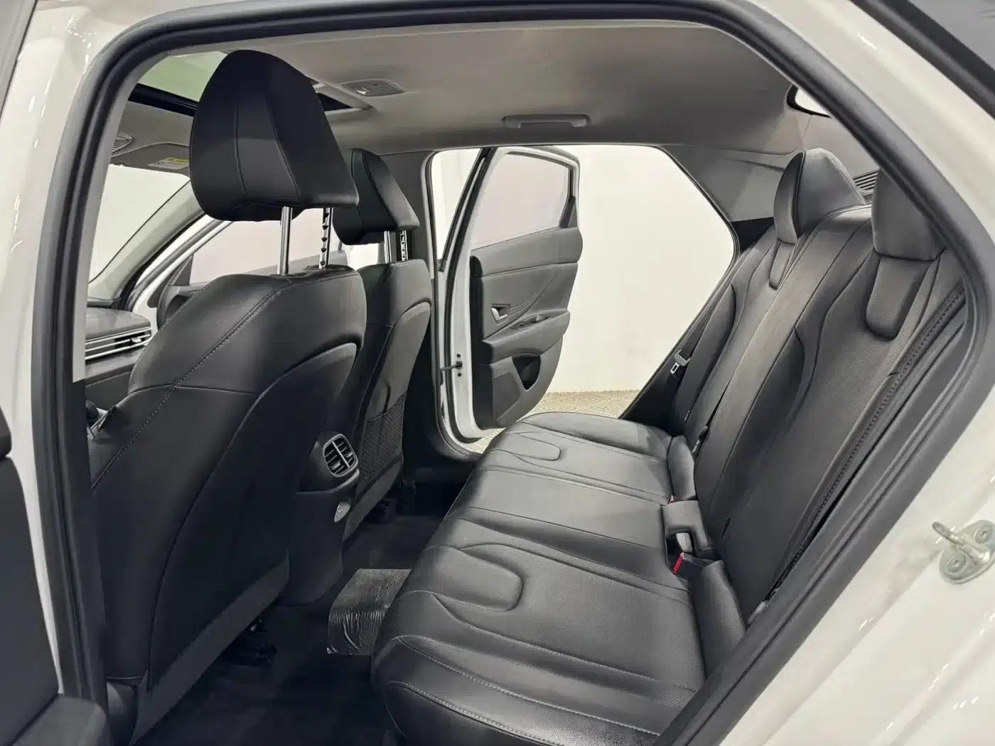 Hyundai Elantra 2022 1.5L CVT LUX Premium Edition — миниатюра 6