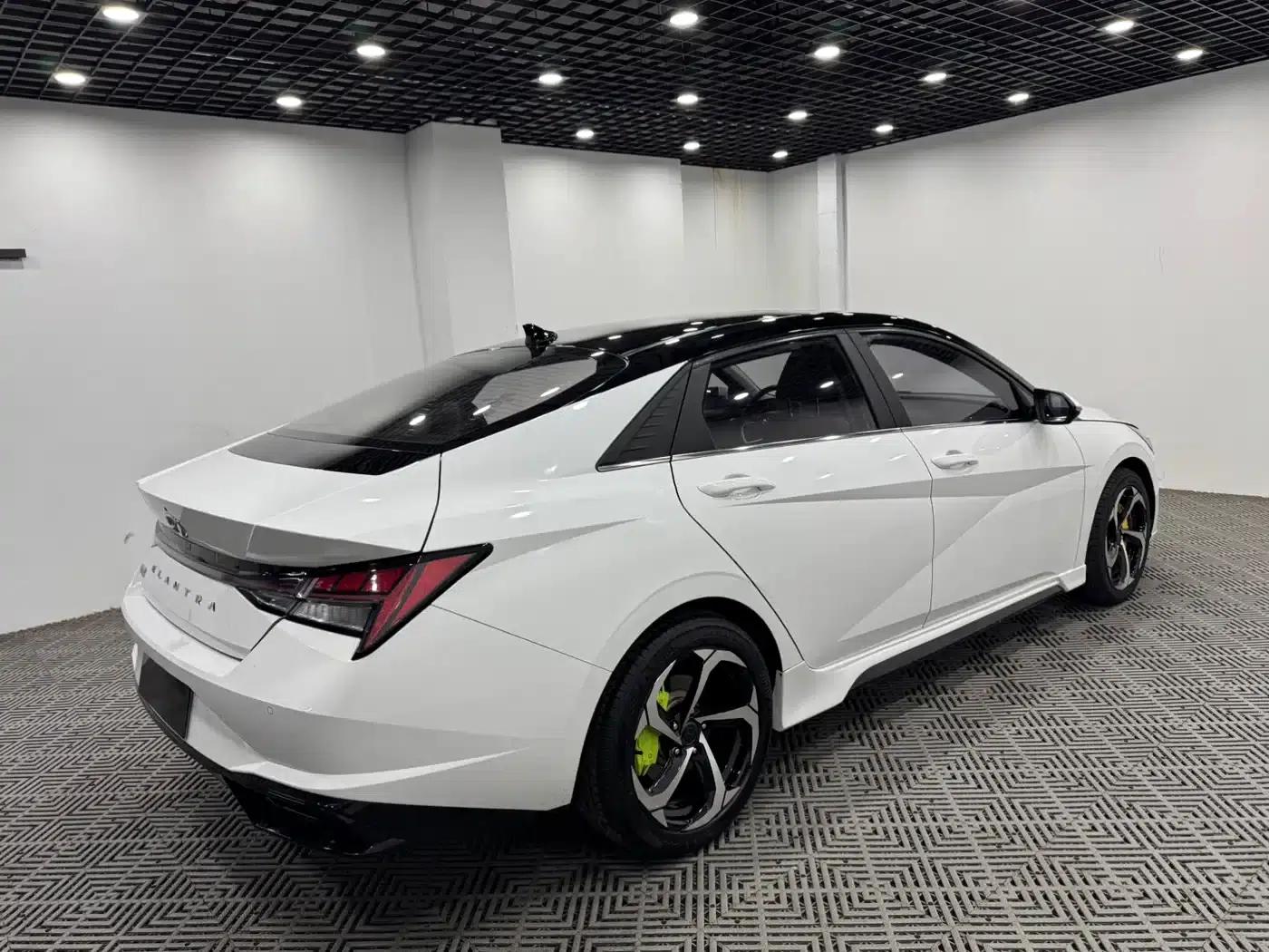 Hyundai Elantra 2022 1.5L CVT LUX Premium Edition — миниатюра 7