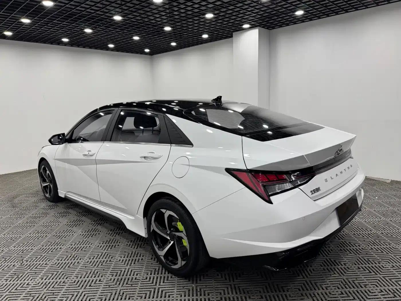 Hyundai Elantra 2022 1.5L CVT LUX Premium Edition — миниатюра 9