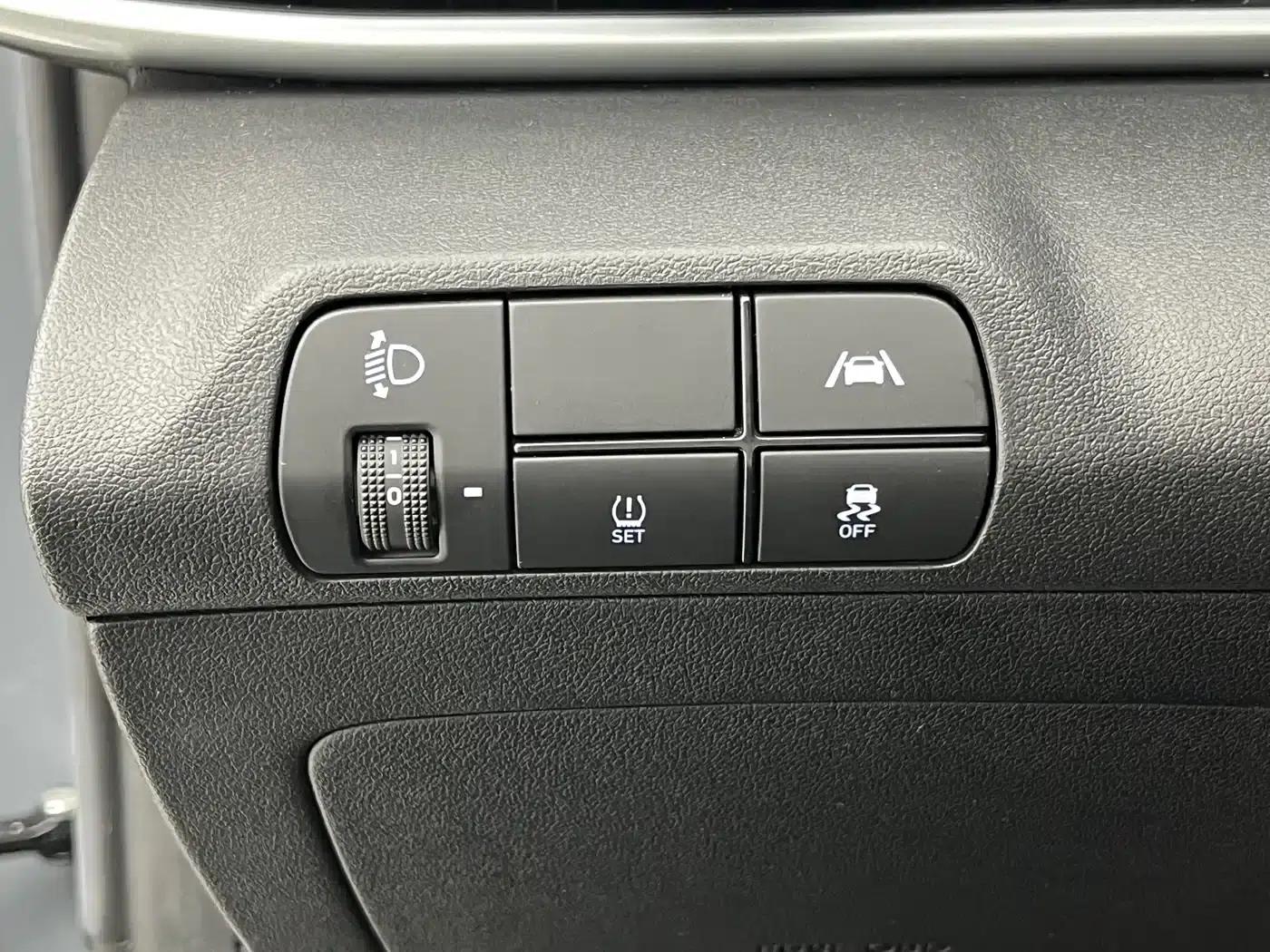 Hyundai Elantra 2022 1.5L CVT LUX Premium Edition — миниатюра 13