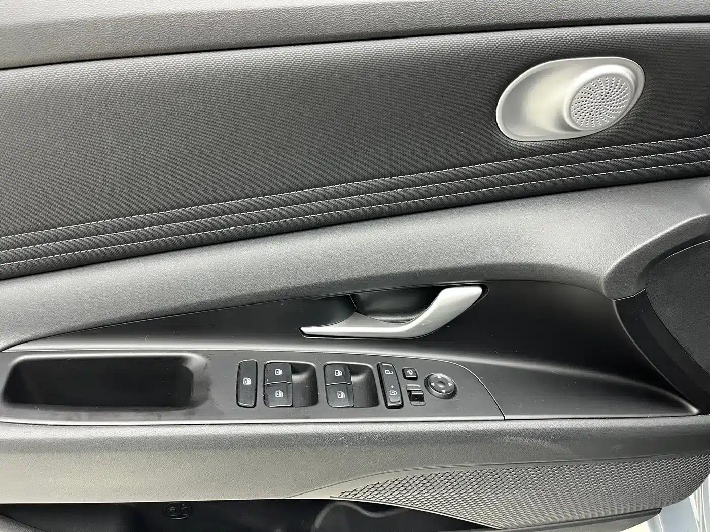 Hyundai Elantra 2022 1.5L CVT LUX Premium Edition — миниатюра 16