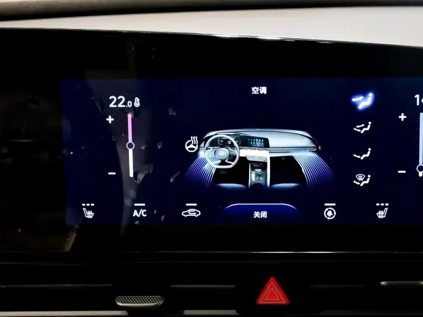 Hyundai Elantra 2022 1.5L CVT LUX Premium Edition — миниатюра 17