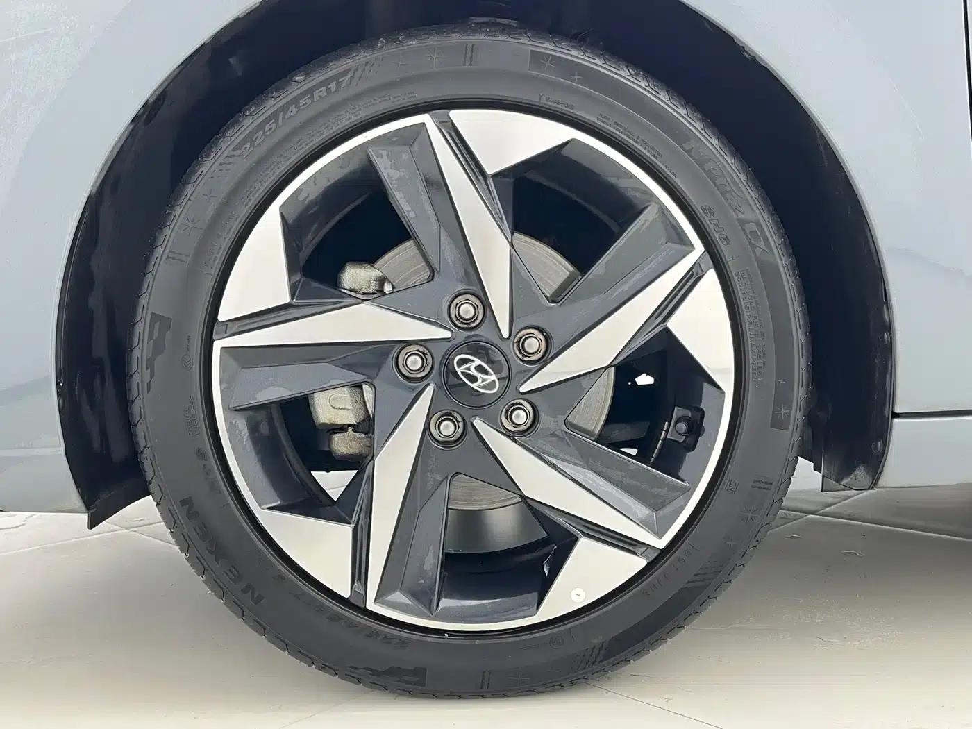 Hyundai Elantra 2022 1.5L CVT LUX Premium Edition — миниатюра 20