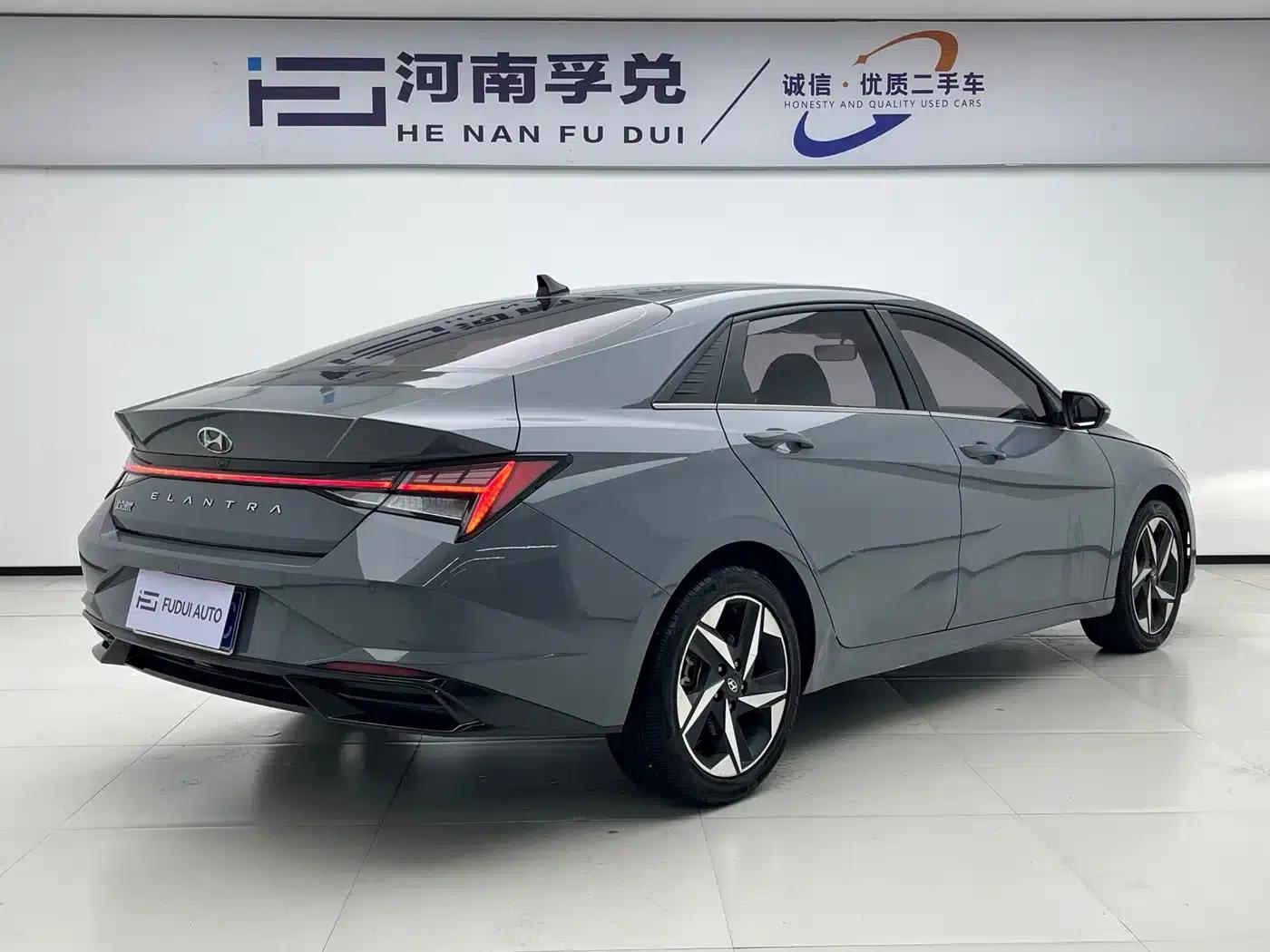 Hyundai Elantra 2022 1.5L CVT LUX Premium Edition — миниатюра 4