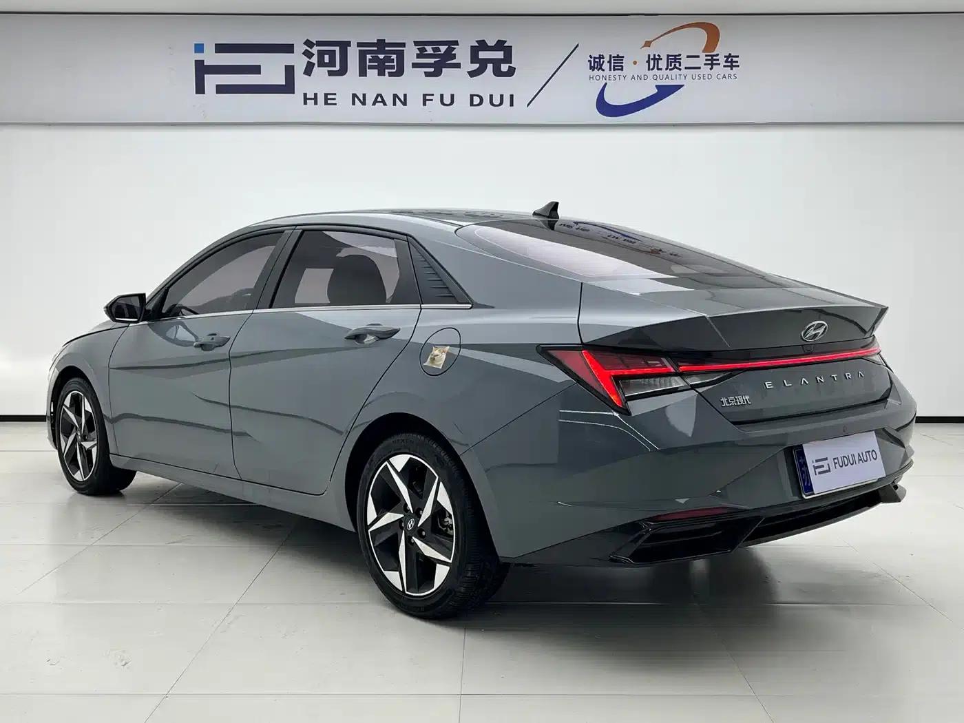 Hyundai Elantra 2022 1.5L CVT LUX Premium Edition — миниатюра 6