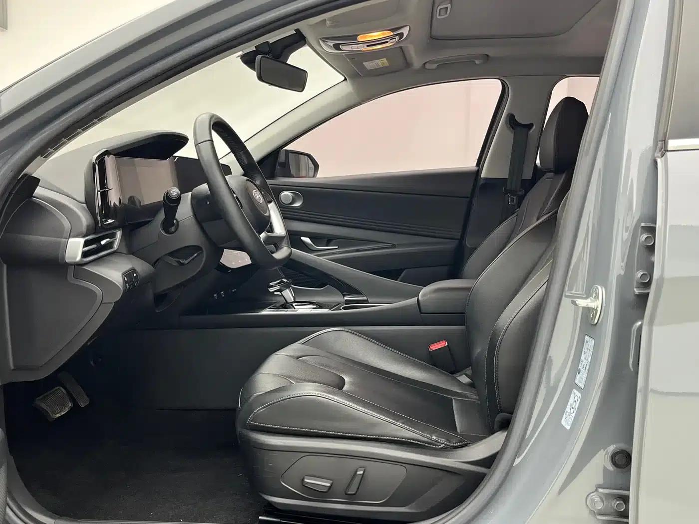 Hyundai Elantra 2022 1.5L CVT LUX Premium Edition — миниатюра 7