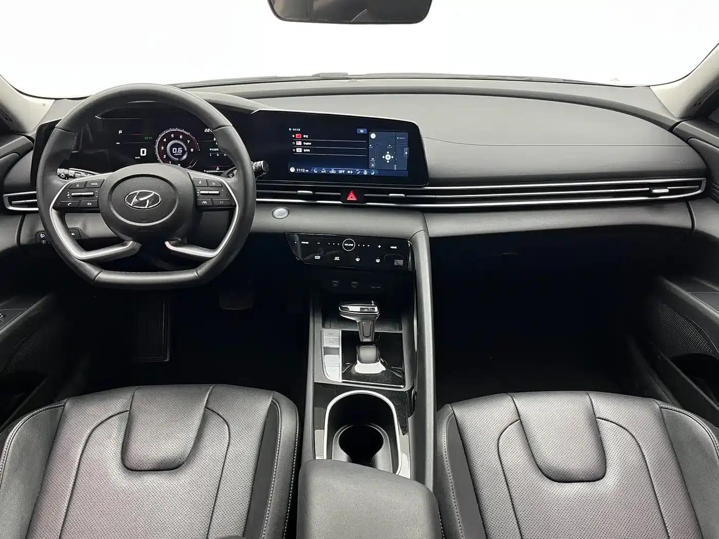 Hyundai Elantra 2022 1.5L CVT LUX Premium Edition — миниатюра 8