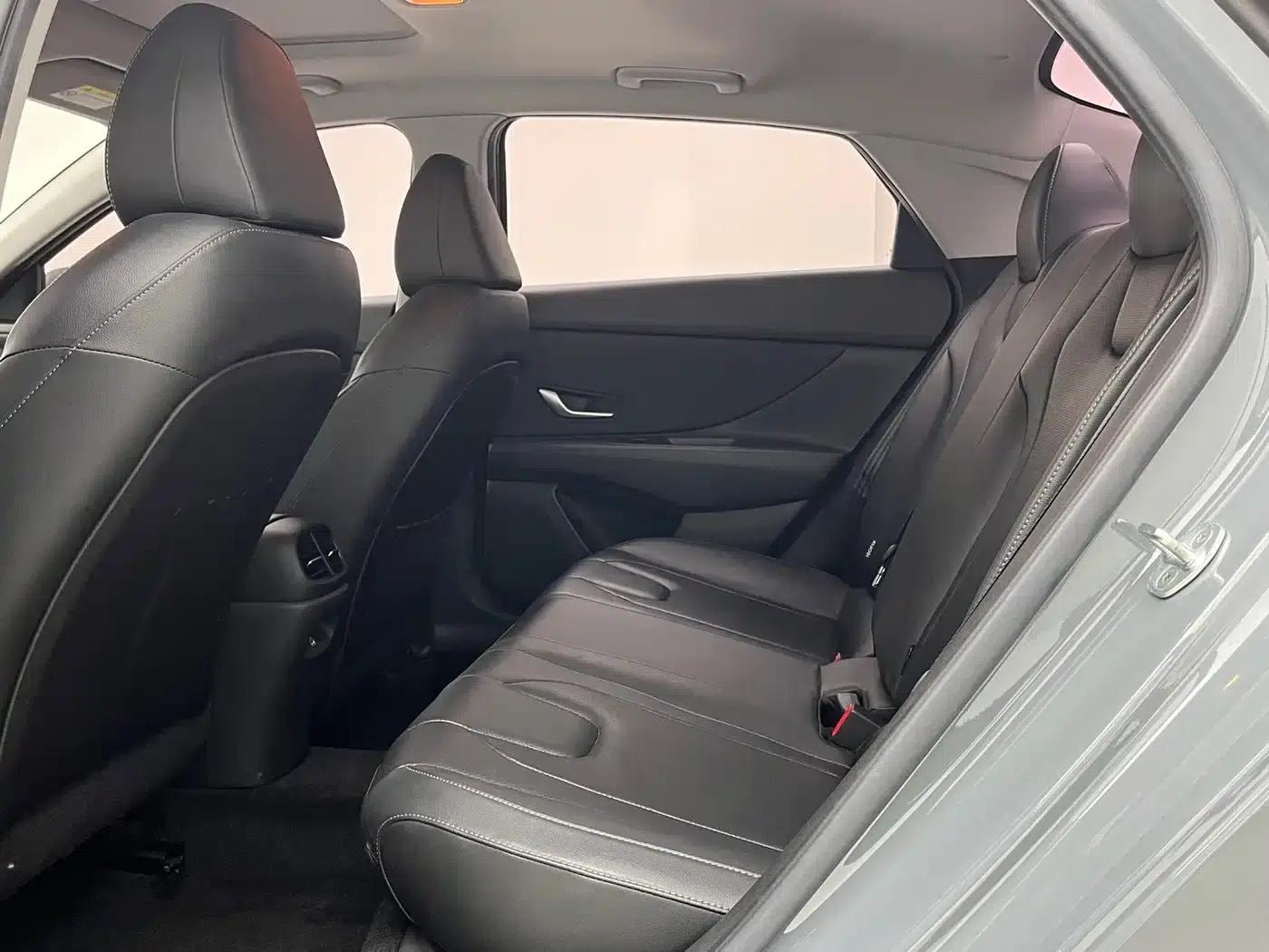 Hyundai Elantra 2022 1.5L CVT LUX Premium Edition — миниатюра 9
