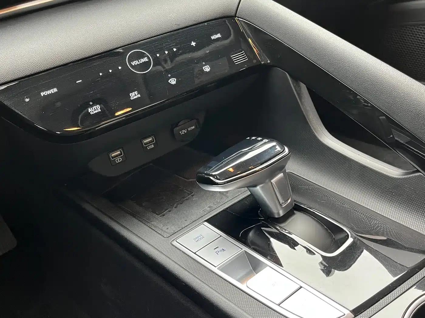 Hyundai Elantra 2022 1.5L CVT LUX Premium Edition — миниатюра 10