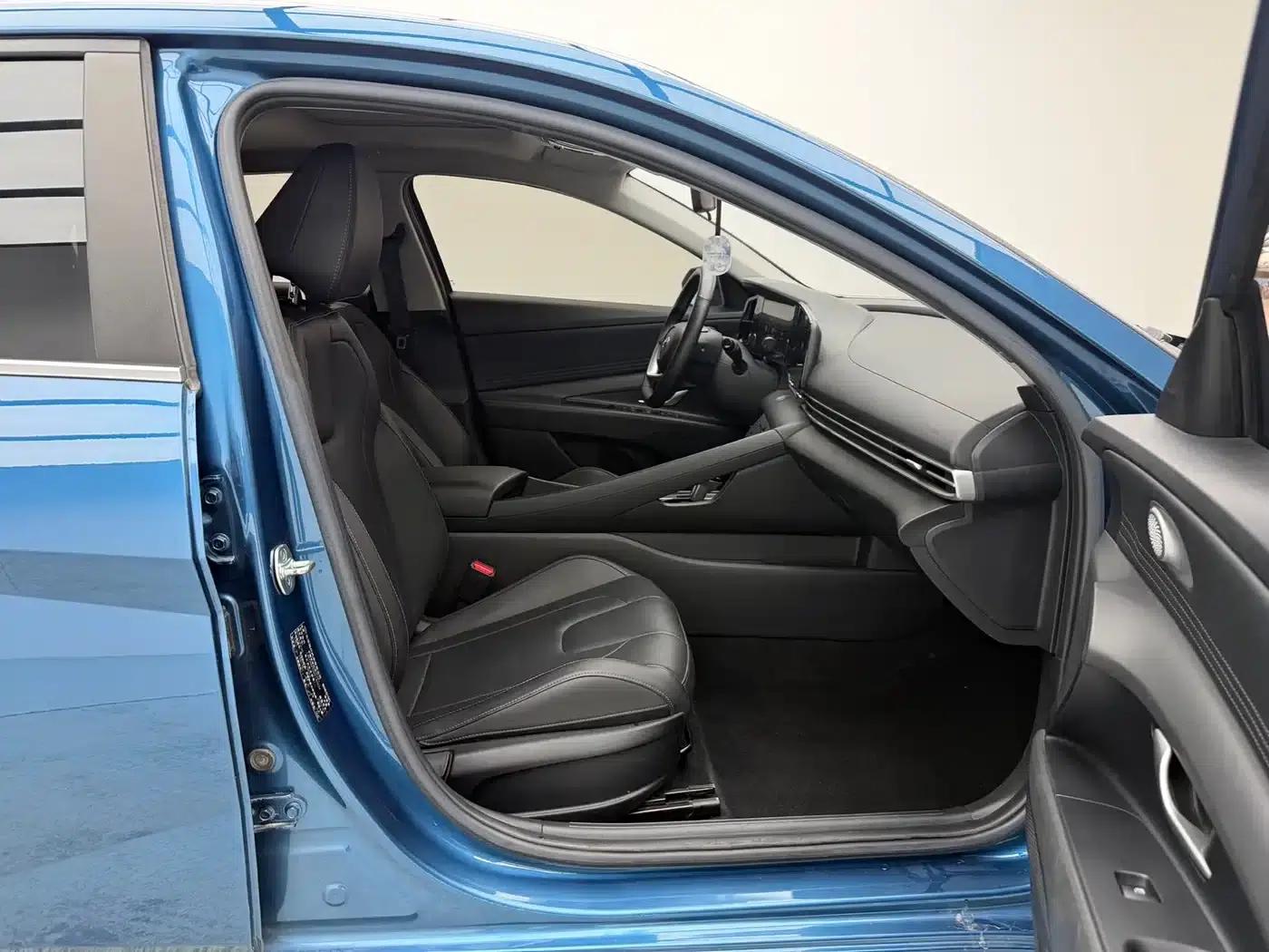 Hyundai Elantra 2022 1.5L CVT LUX Premium Edition — миниатюра 13