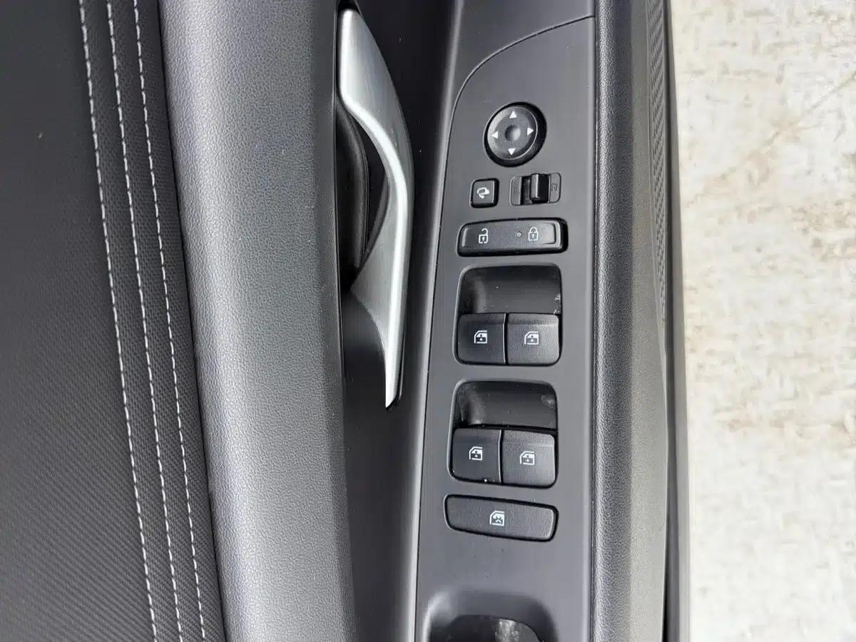 Hyundai Elantra 2022 1.5L CVT LUX Premium Edition — миниатюра 14
