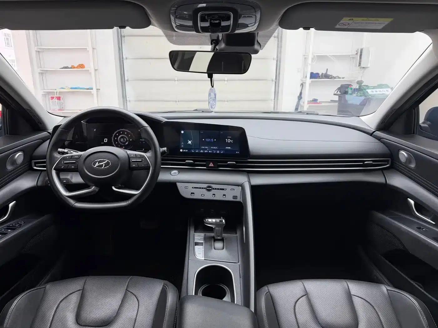 Hyundai Elantra 2022 1.5L CVT LUX Premium Edition — миниатюра 15
