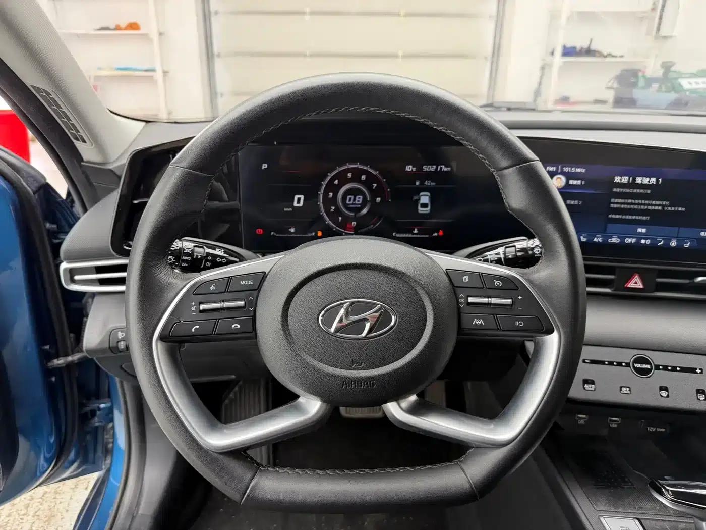 Hyundai Elantra 2022 1.5L CVT LUX Premium Edition — миниатюра 16