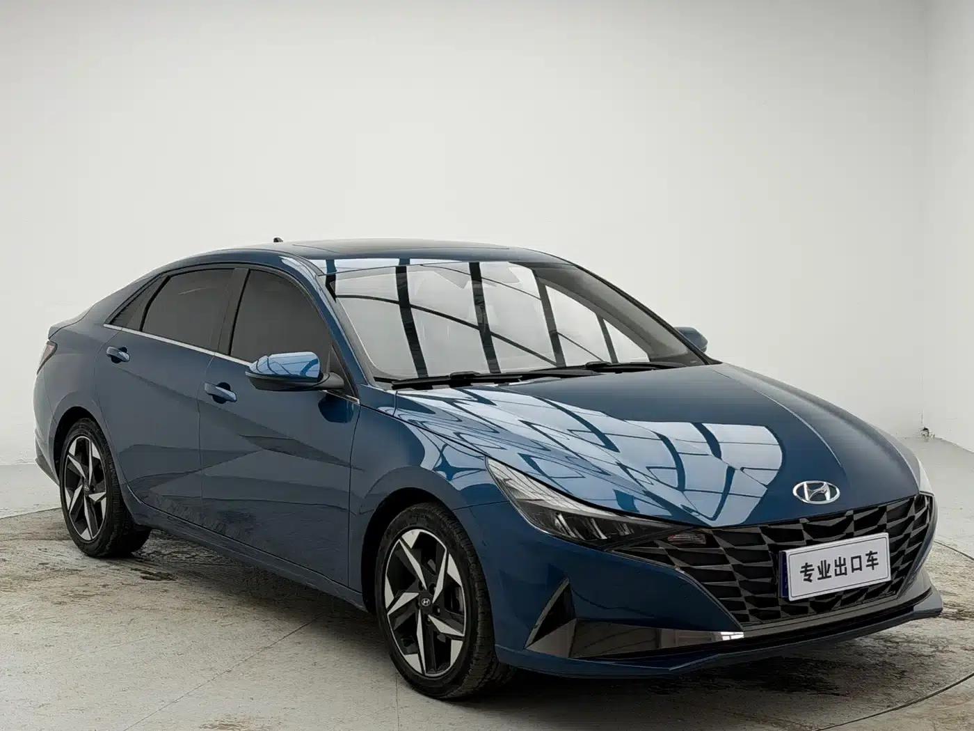 Hyundai Elantra 2022 1.5L CVT LUX Premium Edition — миниатюра 3