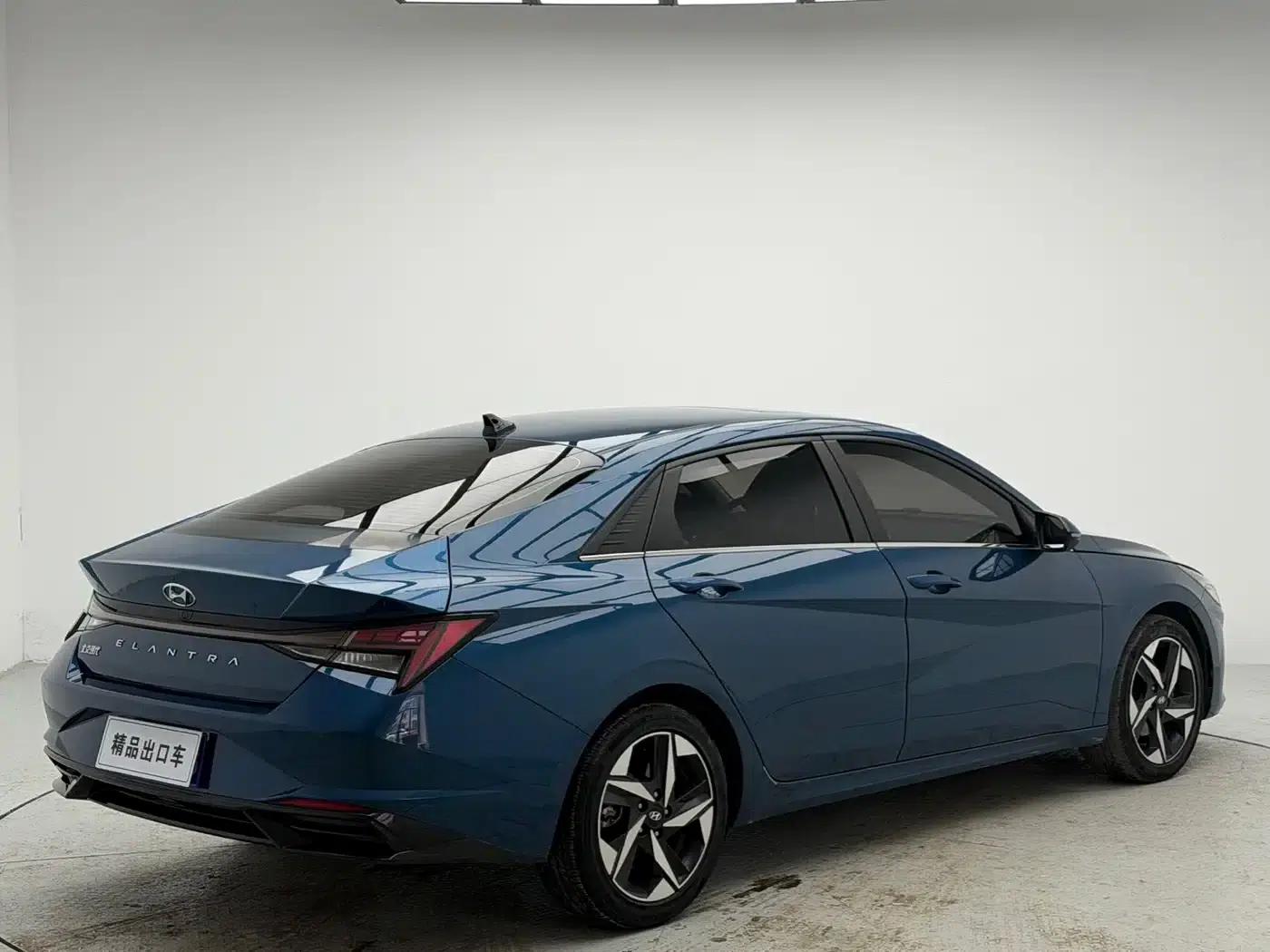 Hyundai Elantra 2022 1.5L CVT LUX Premium Edition — миниатюра 4