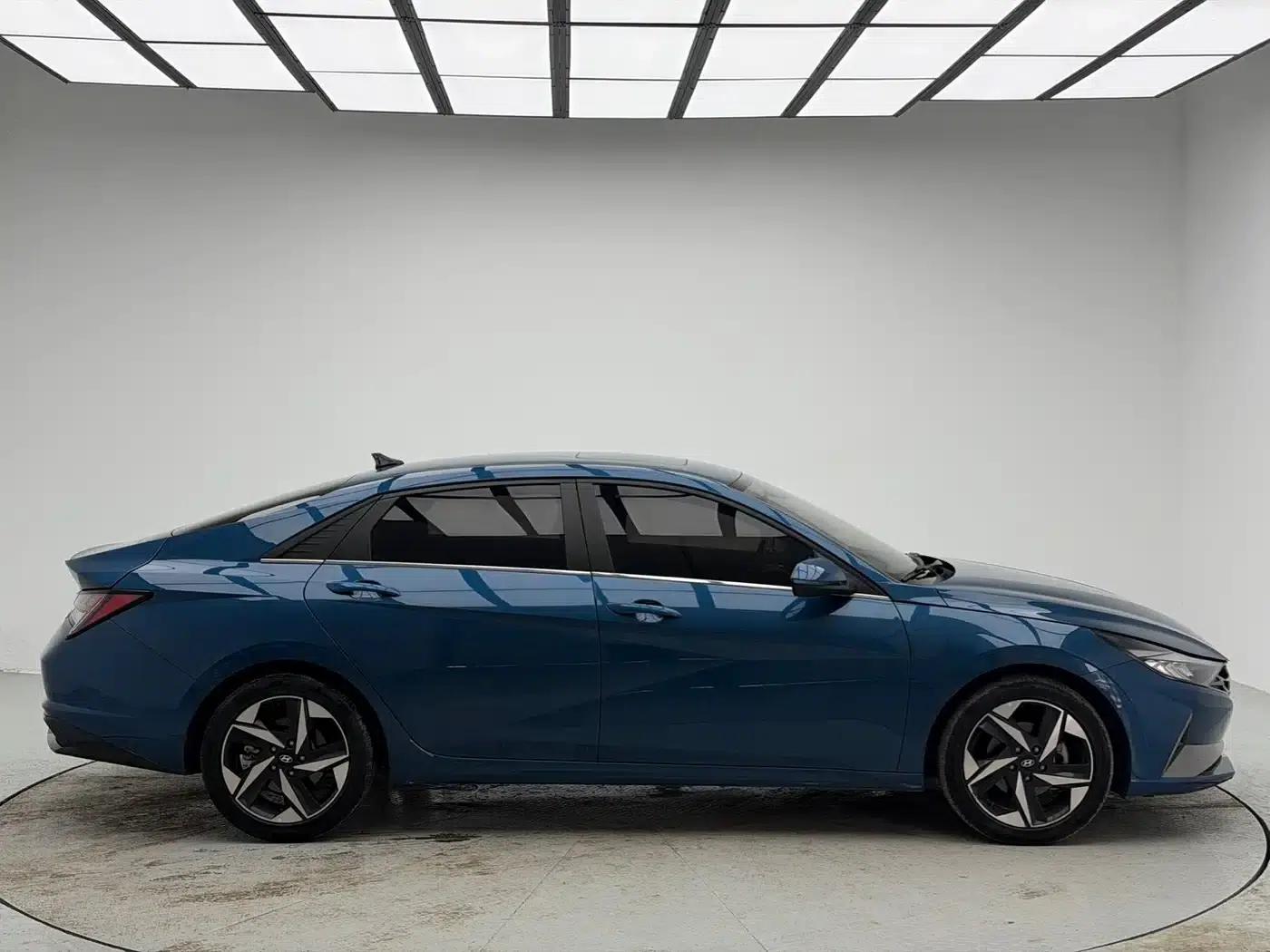 Hyundai Elantra 2022 1.5L CVT LUX Premium Edition — миниатюра 7