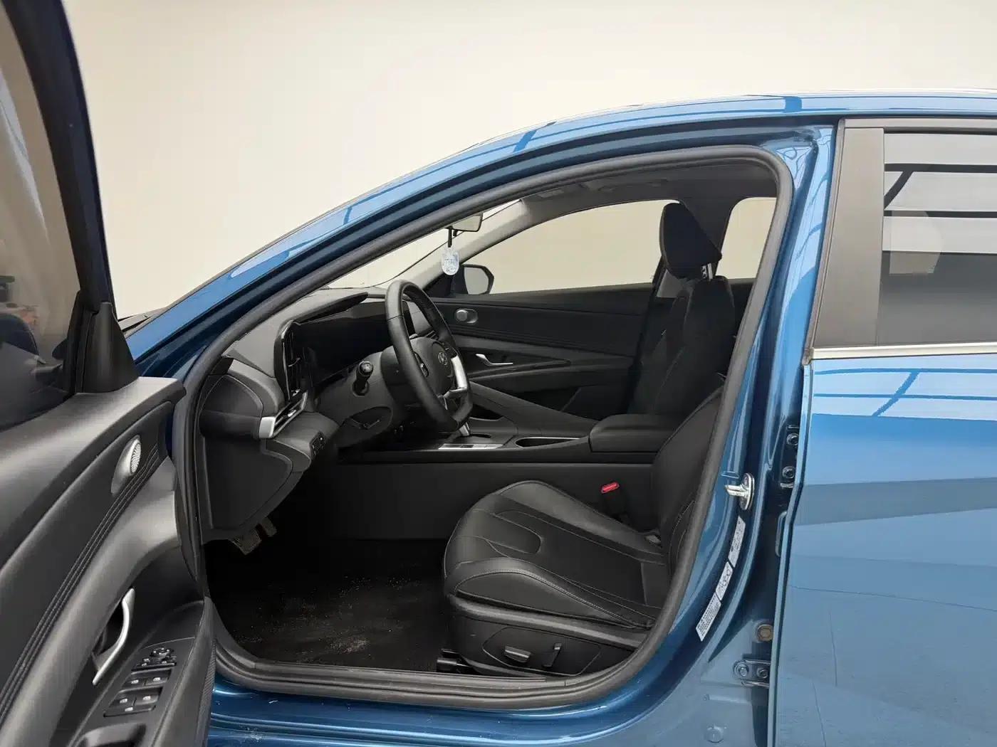 Hyundai Elantra 2022 1.5L CVT LUX Premium Edition — миниатюра 9
