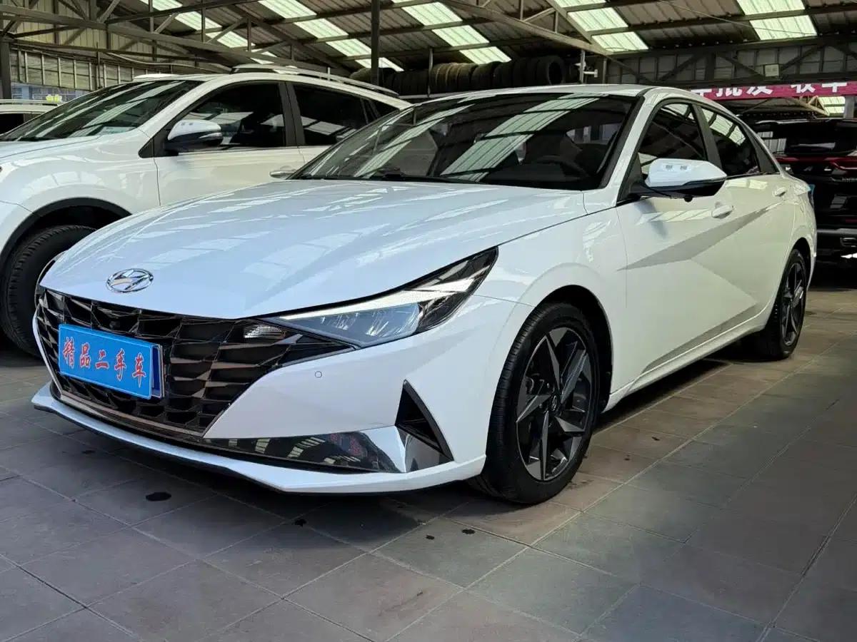 Hyundai Elantra 2022 1.5L CVT LUX Premium Edition — миниатюра 1