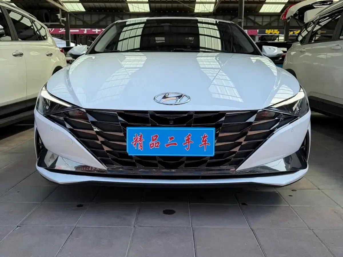 Hyundai Elantra 2022 1.5L CVT LUX Premium Edition — миниатюра 2