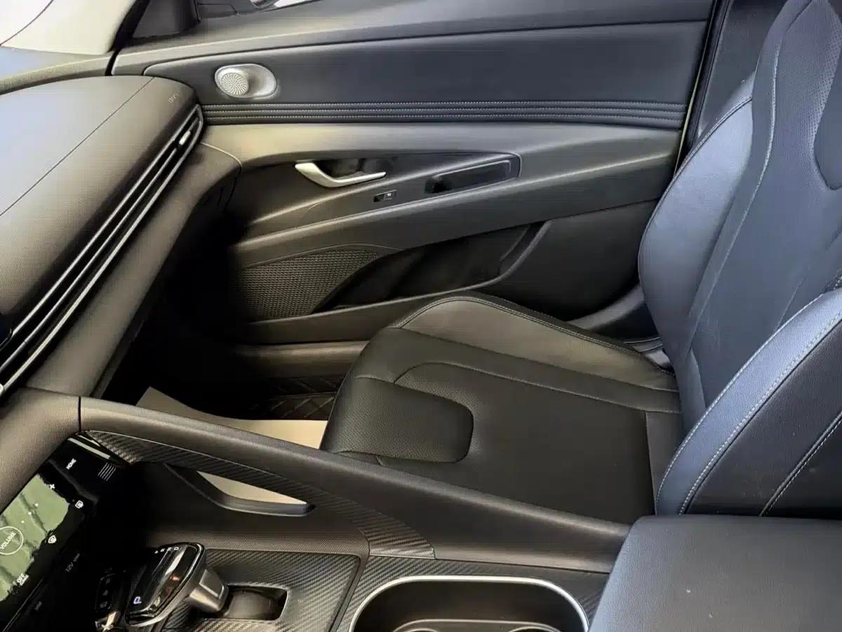 Hyundai Elantra 2022 1.5L CVT LUX Premium Edition — миниатюра 11