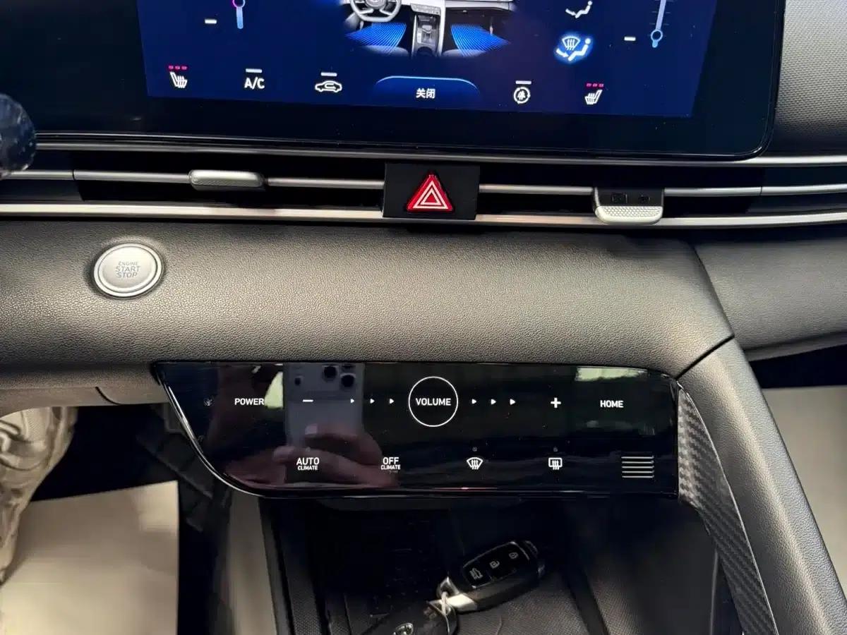Hyundai Elantra 2022 1.5L CVT LUX Premium Edition — миниатюра 12
