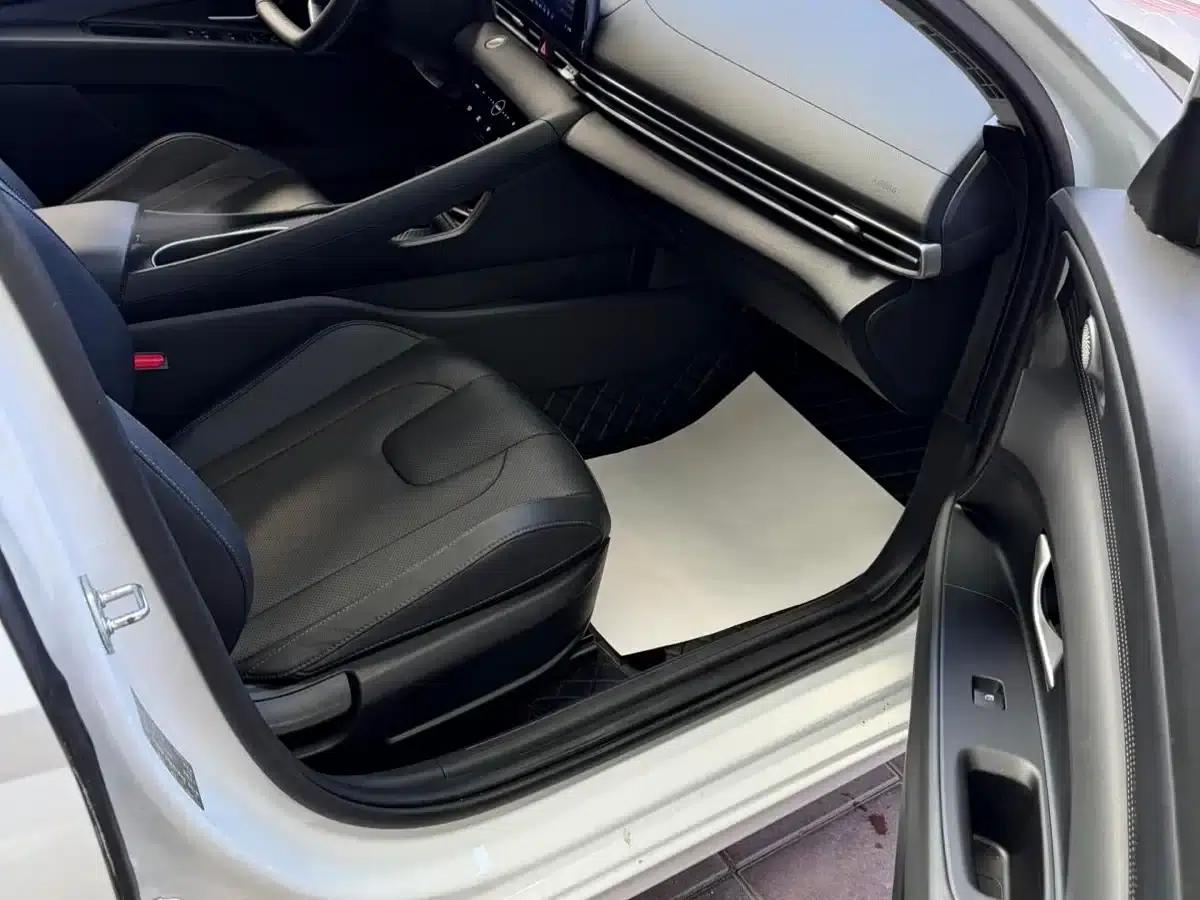 Hyundai Elantra 2022 1.5L CVT LUX Premium Edition — миниатюра 13