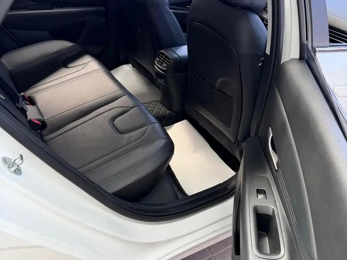 Hyundai Elantra 2022 1.5L CVT LUX Premium Edition — миниатюра 17