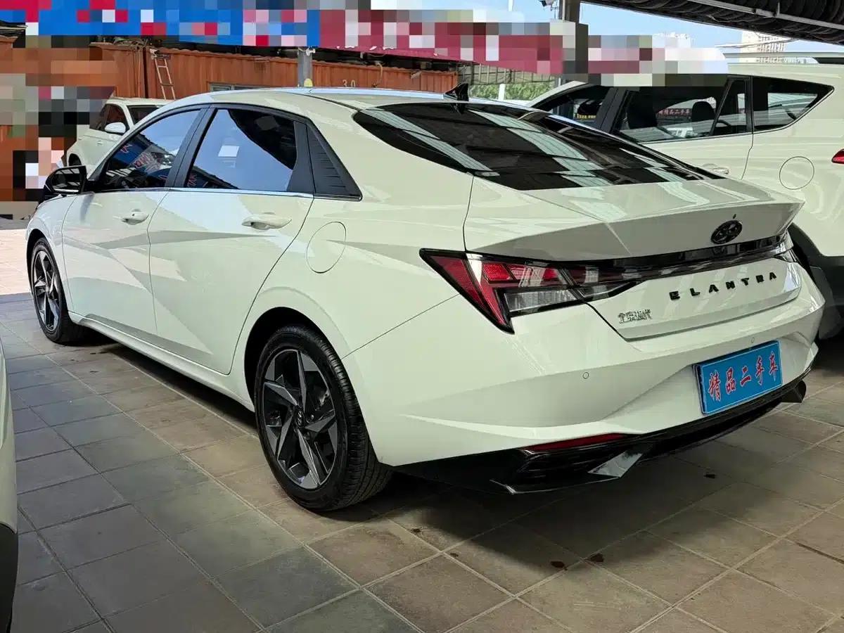 Hyundai Elantra 2022 1.5L CVT LUX Premium Edition — миниатюра 4