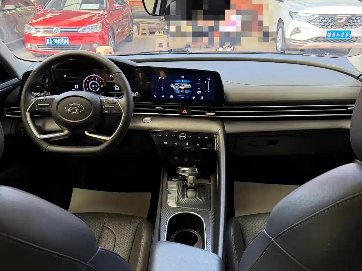 Hyundai Elantra 2022 1.5L CVT LUX Premium Edition — миниатюра 7
