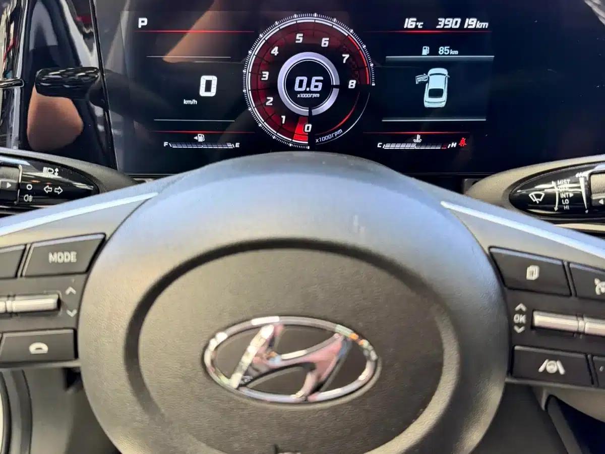 Hyundai Elantra 2022 1.5L CVT LUX Premium Edition — миниатюра 8