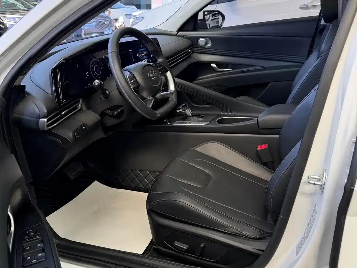 Hyundai Elantra 2022 1.5L CVT LUX Premium Edition — миниатюра 9
