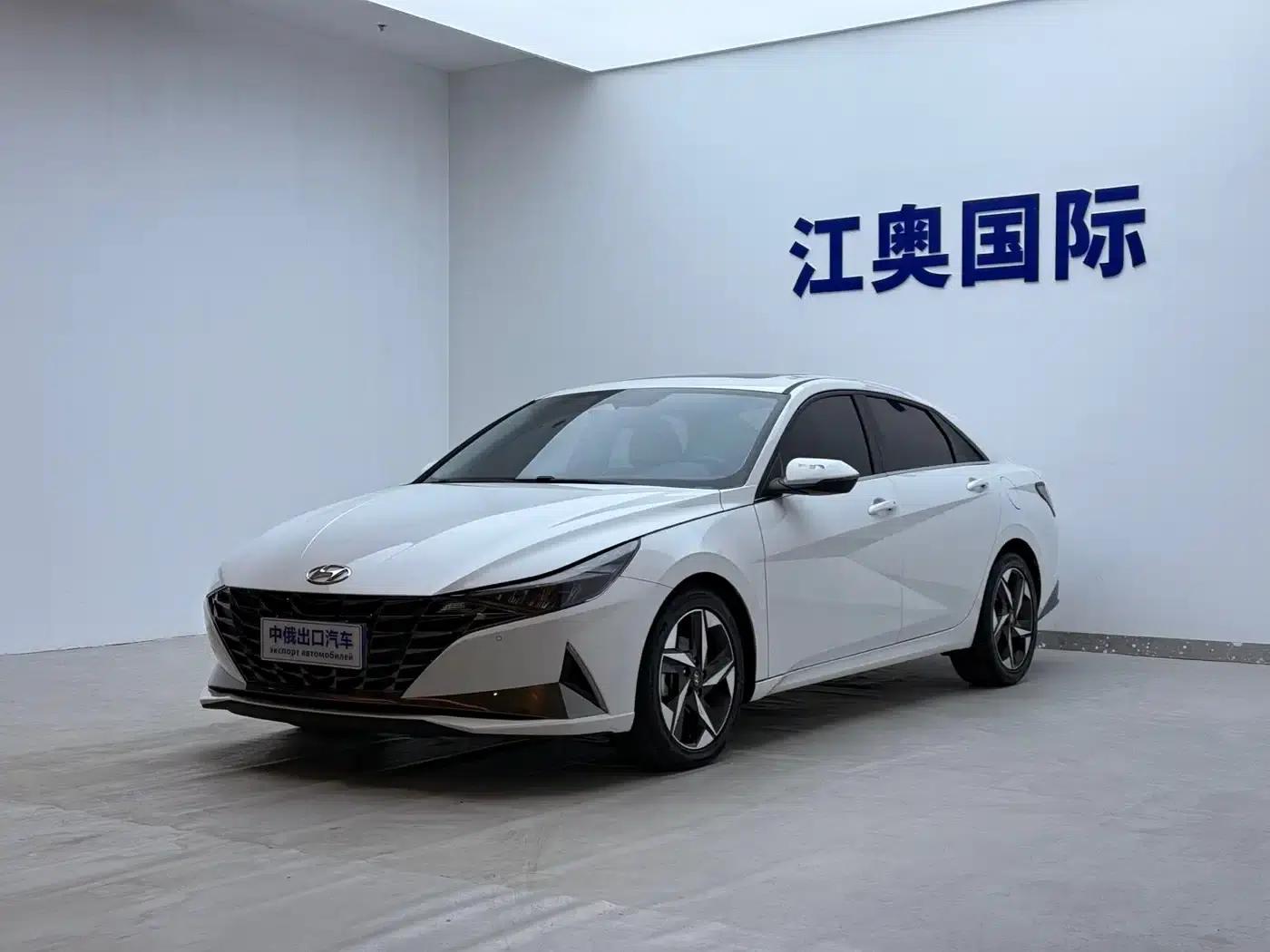 Hyundai Elantra 2022 1.5L CVT LUX Premium Edition — миниатюра 1