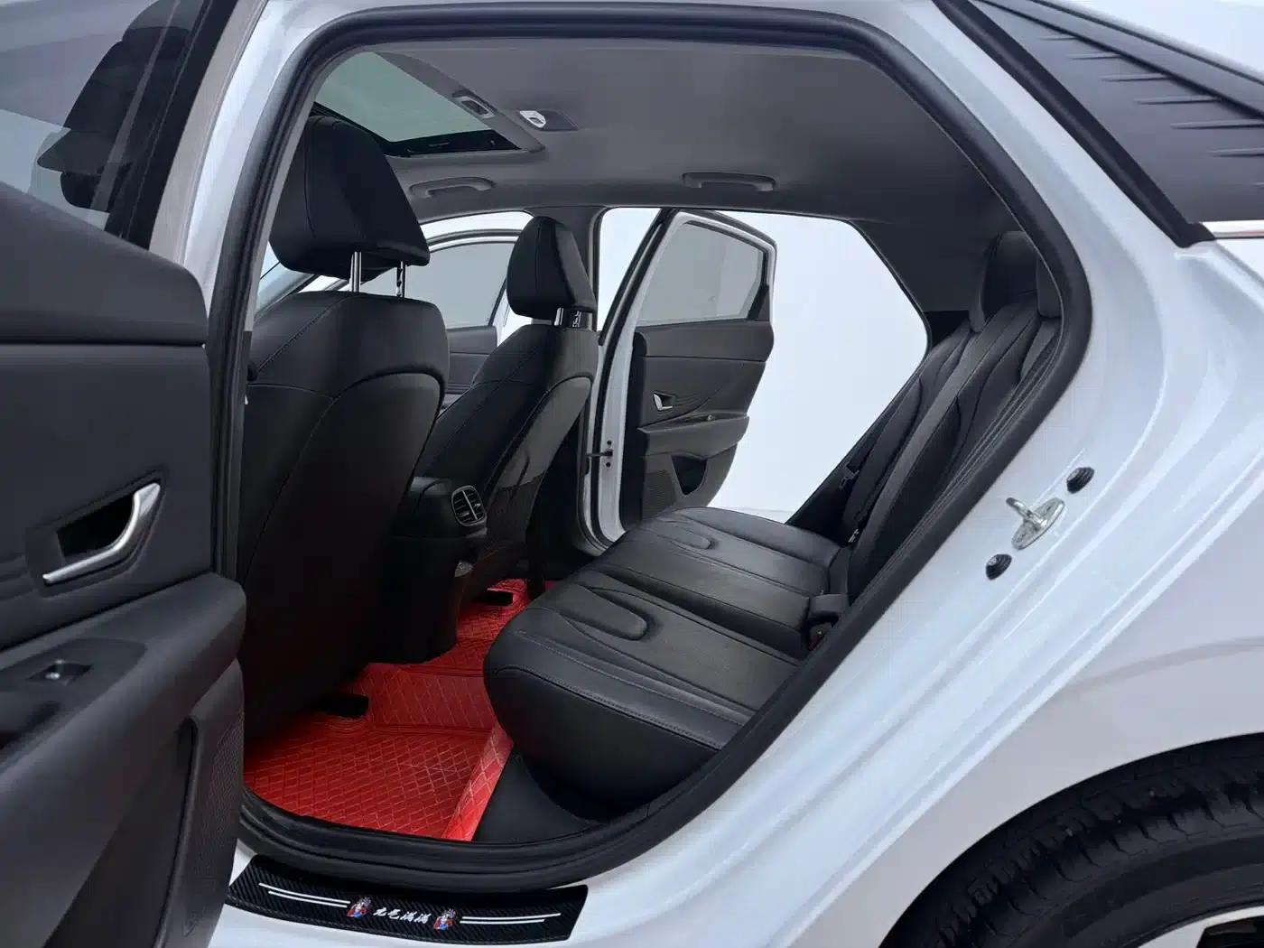 Hyundai Elantra 2022 1.5L CVT LUX Premium Edition — миниатюра 11