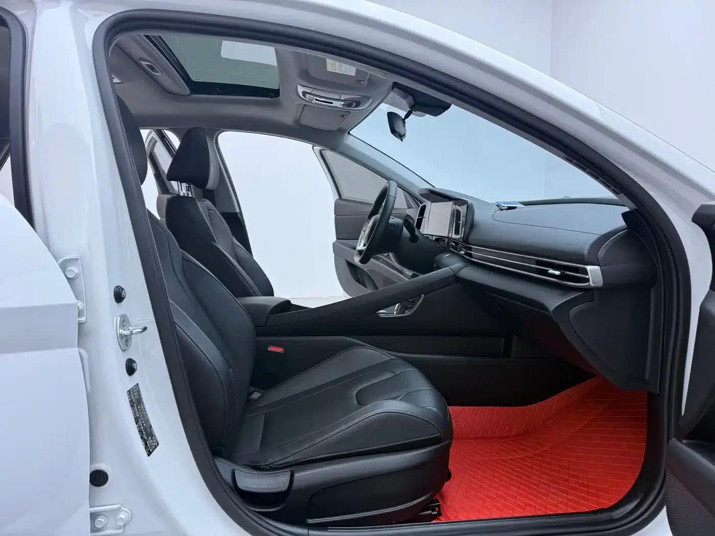 Hyundai Elantra 2022 1.5L CVT LUX Premium Edition — миниатюра 12