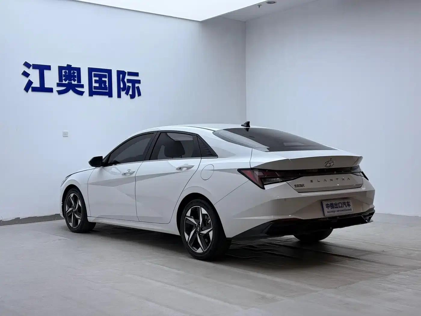 Hyundai Elantra 2022 1.5L CVT LUX Premium Edition — миниатюра 16