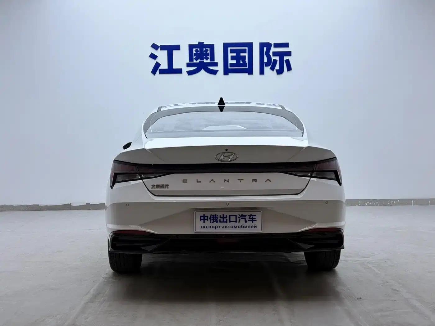 Hyundai Elantra 2022 1.5L CVT LUX Premium Edition — миниатюра 17