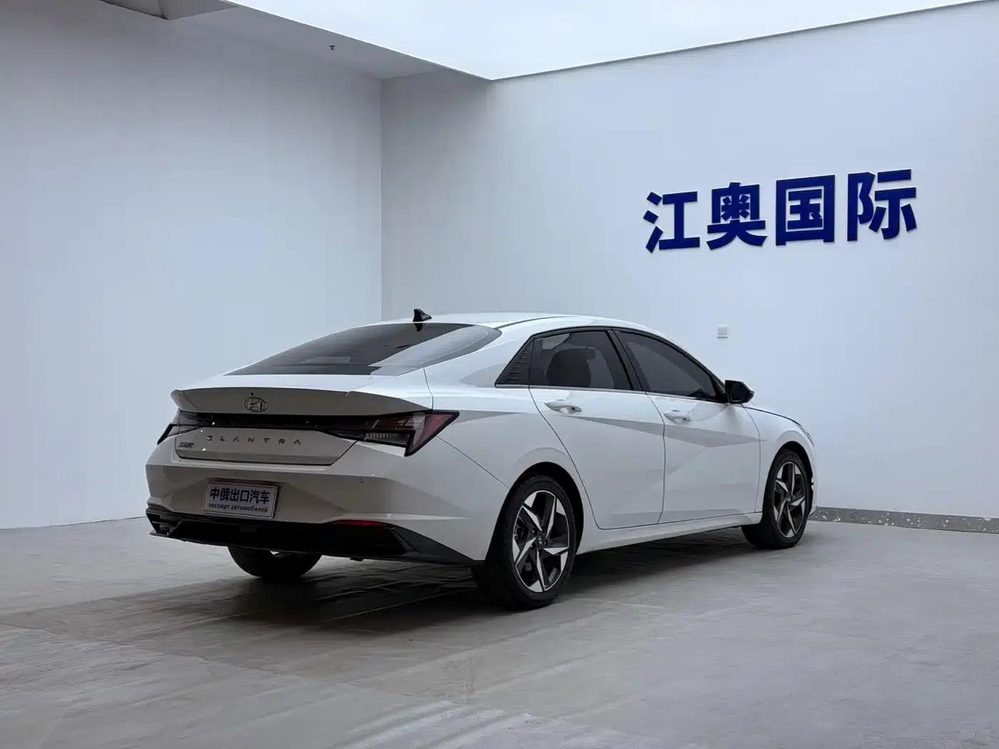 Hyundai Elantra 2022 1.5L CVT LUX Premium Edition — миниатюра 18