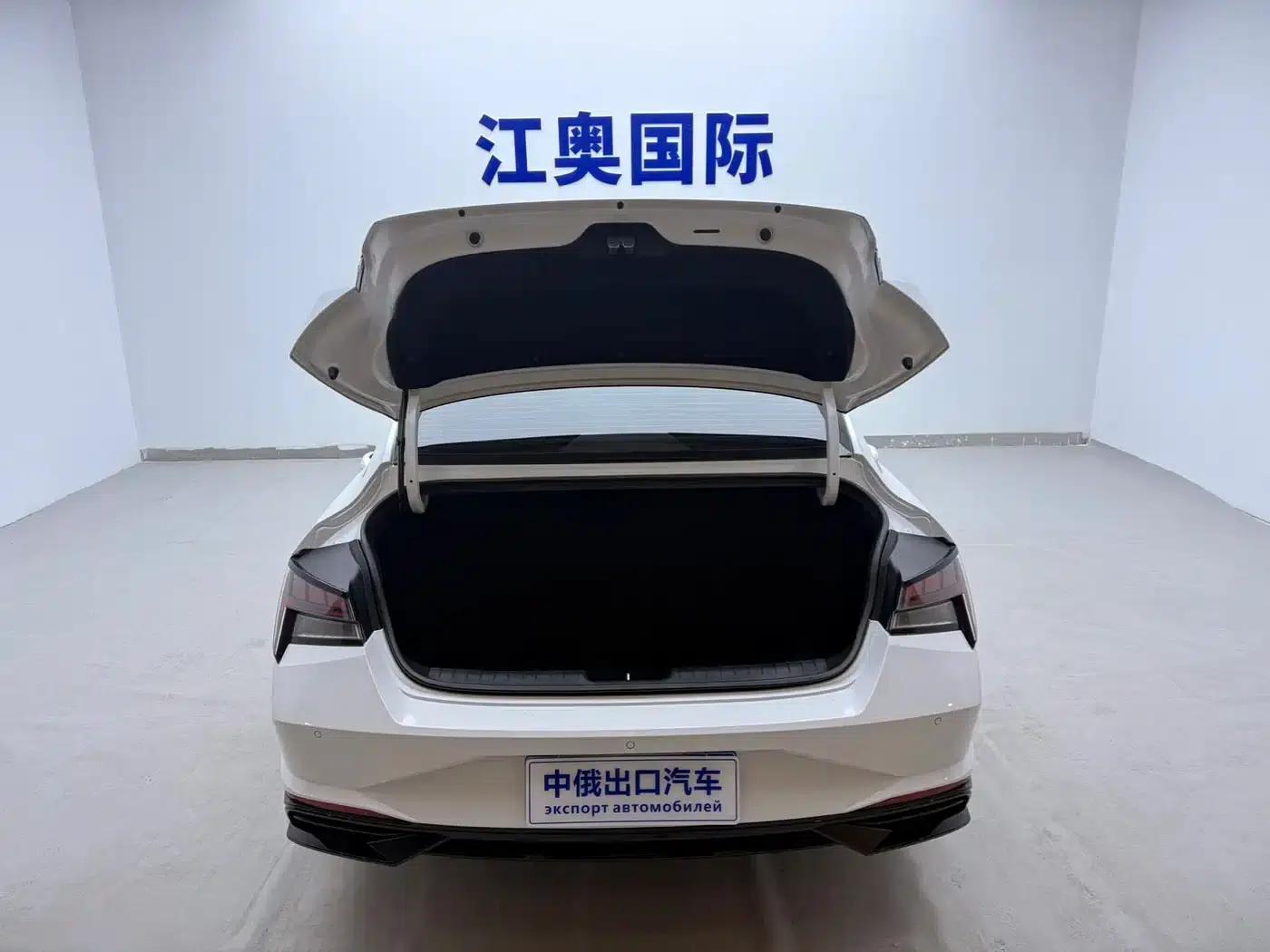 Hyundai Elantra 2022 1.5L CVT LUX Premium Edition — миниатюра 20