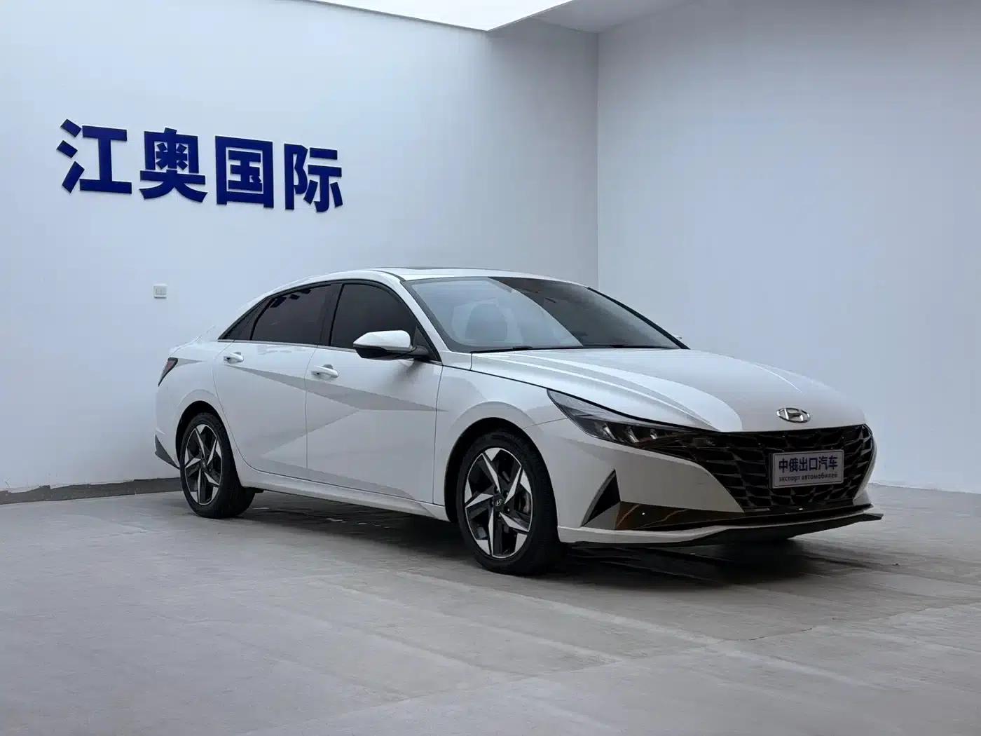 Hyundai Elantra 2022 1.5L CVT LUX Premium Edition — миниатюра 3