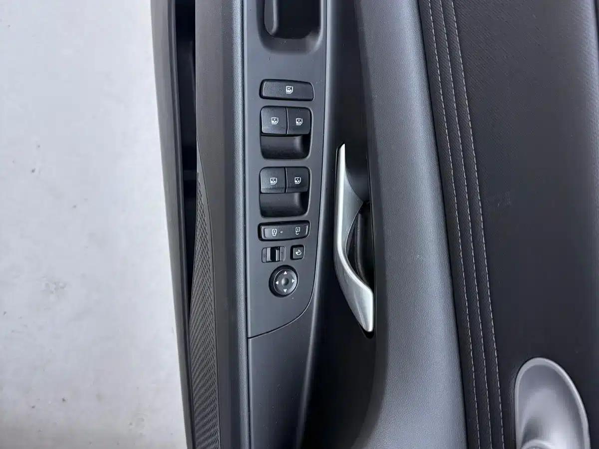 Hyundai Elantra 2022 1.5L CVT LUX Premium Edition — миниатюра 4