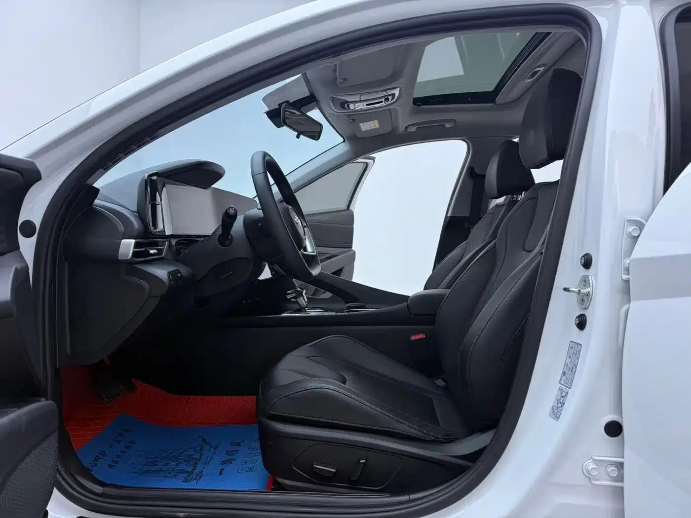 Hyundai Elantra 2022 1.5L CVT LUX Premium Edition — миниатюра 5